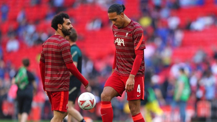 LONDON, ENGLAND - MAY 14:  Mohamed Salah and Virgil Van Dijk of Liverpool warm up prior to The FA Cup Final match between Chelsea and Liverpool at Wembley Stadium on May 14, 2022 in London, England. (Photo by Alex Livesey - Danehouse/Getty Images)