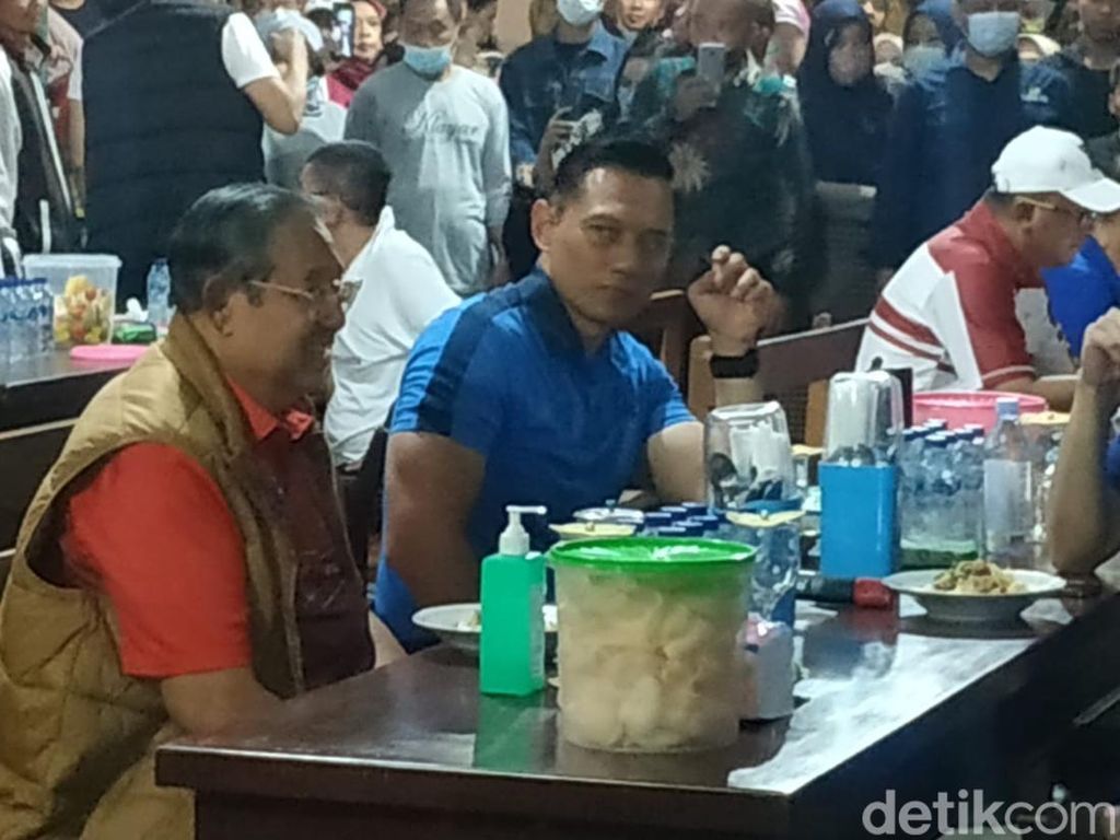 Momen SBY Nikmati Kuliner Khas Pacitan Kupat Tahu