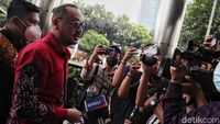 Berbatik dan Kacamata Hitam, Giring PSI Tiba di KPK