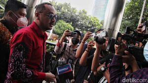 Berbatik dan Kacamata Hitam, Giring PSI Tiba di KPK