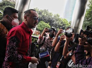Berbatik dan Kacamata Hitam, Giring PSI Tiba di KPK Berbatik dan Kacamata Hitam, Giring PSI Tiba di KPK