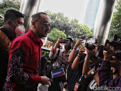 Berbatik dan Kacamata Hitam, Giring PSI Tiba di KPK