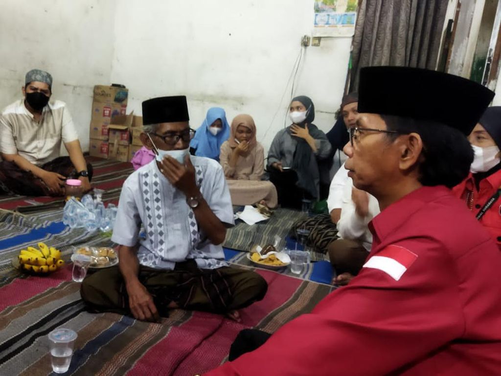 PDIP Surabaya Takziah ke Keluarga Korban Kecelakaan Tol Mojokerto