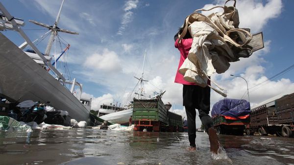 Banjir Rob Rendam Akses Pelabuhan Kalimas Surabaya
