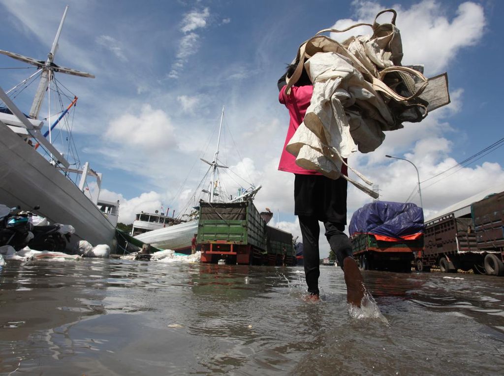 Banjir Rob Rendam Akses Pelabuhan Kalimas Surabaya