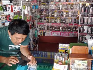 Aksi Culas Maling Satroni Konter HP di Klaten Terekam CCTV Aksi Culas Maling Satroni Konter HP di Klaten Terekam CCTV