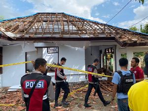 Rumah Terduga Pelaku Pencabulan di Bima Dirusak Massa Rumah Terduga Pelaku Pencabulan di Bima Dirusak Massa