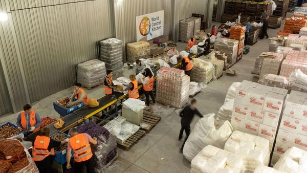 Kesibukan Para Relawan Mengemas Makanan untuk Pengungsi Ukraina