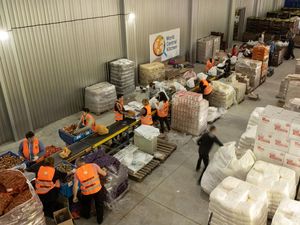 Kesibukan Para Relawan Mengemas Makanan untuk Pengungsi Ukraina