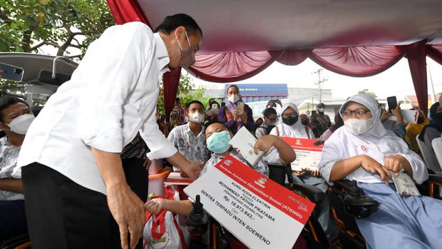 Presiden Joko Widodo membagikan bantuan sosial bagi masyarakat penerima manfaat dan pedagang di Pasar Cibinong, Kabupaten Bogor, pada Selasa, 17 Mei 2022. (Dok: Biro Pers Sekretariat Presiden)