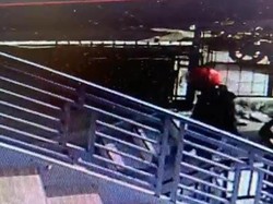 Pria di Toraja Terekam CCTV Satroni Kos Putri Saat Pemilik Mandi, Gasak 2 HP