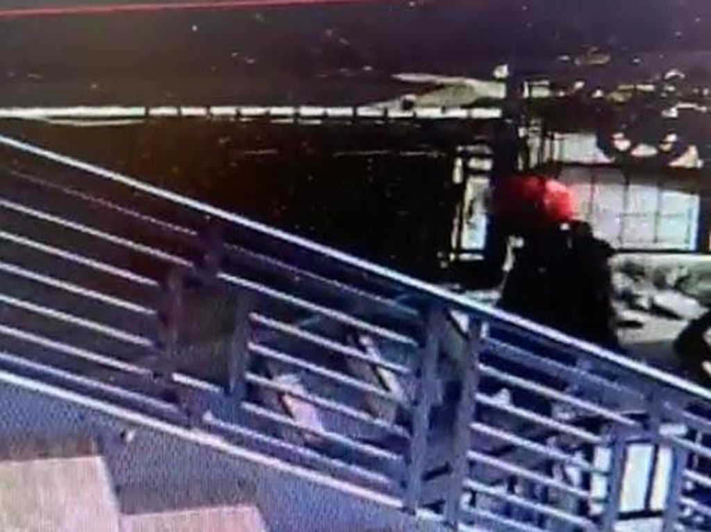 Pria di Toraja Terekam CCTV Satroni Kos Putri Saat Pemilik Mandi, Gasak 2 HP Pria di Toraja Terekam CCTV Satroni Kos Putri Saat Pemilik Mandi, Gasak 2 HP