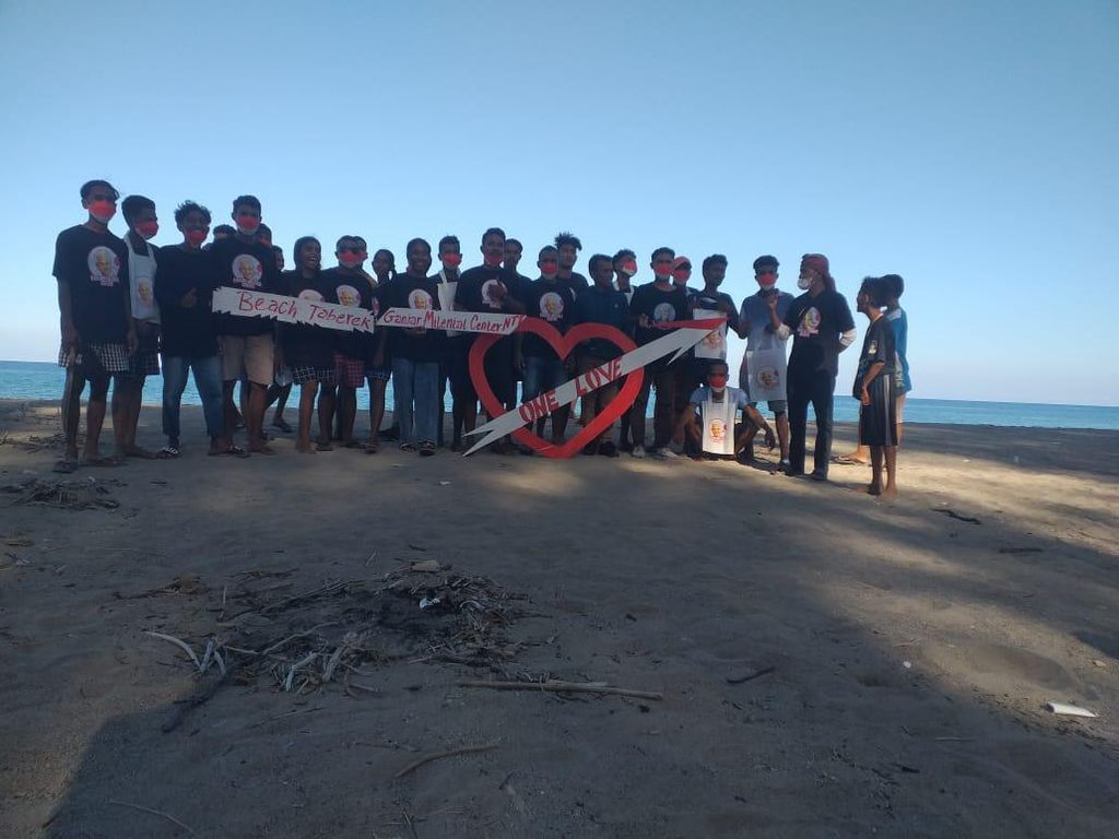 Relawan Milenial Ganjar Pranowo di NTT Gelar Aksi Bersih-bersih Pantai