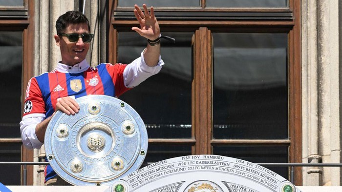 Bayern Munichs Polish forward Robert Lewandowski greets from a balcony with the trophy of the Bundesliga season victory in the center of Munich, on May 15, 2022, one day after the last match of the season. - Bayern Munich are crowned Bundesliga champions for the 10th consecutive season. (Photo by CHRISTOF STACHE / AFP) (Photo by CHRISTOF STACHE/AFP via Getty Images)