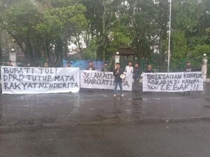 Protes Ganti Rugi Lahan Murah, Warga Minta Bupati-DPRD Lebak Turun Tangan Protes Ganti Rugi Lahan Murah, Warga Minta Bupati-DPRD Lebak Turun Tangan
