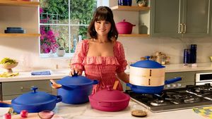 Jago Masak! Ini Aksi Selena Gomez Masak Ayam Panggang hingga Steak