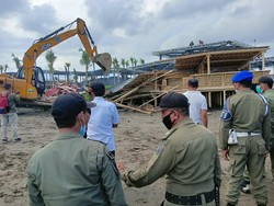 Digusur, Puluhan Warung di Pantai Berawa Rata dengan Tanah