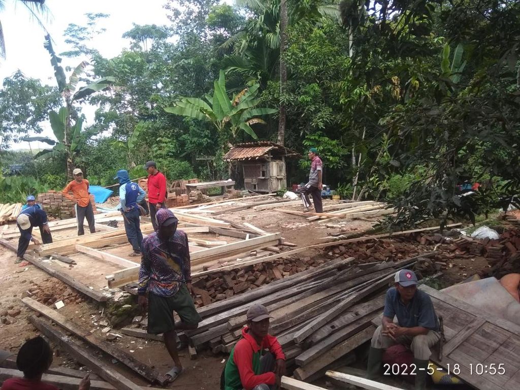 Relawan Bangun Rumah Korban Gempa Pandeglang yang 5 Bulan Tinggal di Tenda