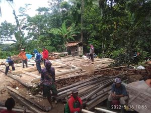 Relawan Bangun Rumah Korban Gempa Pandeglang yang 5 Bulan Tinggal di Tenda Relawan Bangun Rumah Korban Gempa Pandeglang yang 5 Bulan Tinggal di Tenda