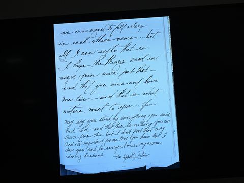 Surat Cinta Amber Heard Evidence showing notes from US actress Amber Heard appear on a screen during a defamation trial at the Fairfax County Circuit Courthouse in Fairfax, Virginia, on May 17, 2022. Actor Johnny Depp is suing ex-wife Amber Heard for libel after she wrote an op-ed piece in The Washington Post in 2018 referring to herself as a “public figure representing domestic abuse.”BRENDAN SMIALOWSKI / POOL / AFP