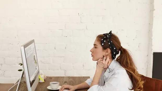 Mengisolasi diri secara berlebihan justru membuat kamu merasa sendirian bahkan stres saat WFH.