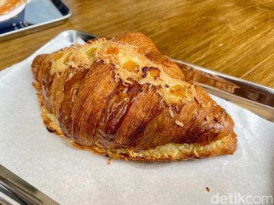 Lagi Hits! Bakery Ini Punya Croissant Jasuke dan Roti Bloeder Enak