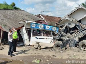 Detik-detik Truk Tabrak 9 Rumah-3 Mobil di Jalur Bromo Pasuruan Detik-detik Truk Tabrak 9 Rumah-3 Mobil di Jalur Bromo Pasuruan