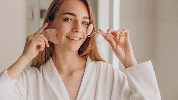 Trik menggunakan gua sha dan face roller/foto: freepik.com/senivpetro