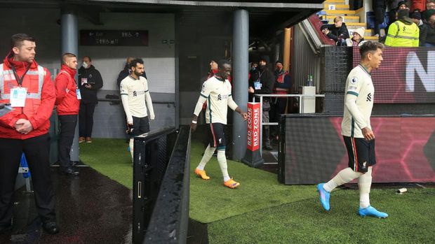BURNLEY, ENGLAND - FEBRUARY 13: Liverpool strikers Roberto Firmino (R), Sadio Mane (C) and Mohamed Salah (L) walk out for the Premier League match between Burnley and Liverpool at Turf Moor on February 13, 2022 in Burnley, United Kingdom. (Photo by Simon Stacpoole/Offside/Offside via Getty Images)