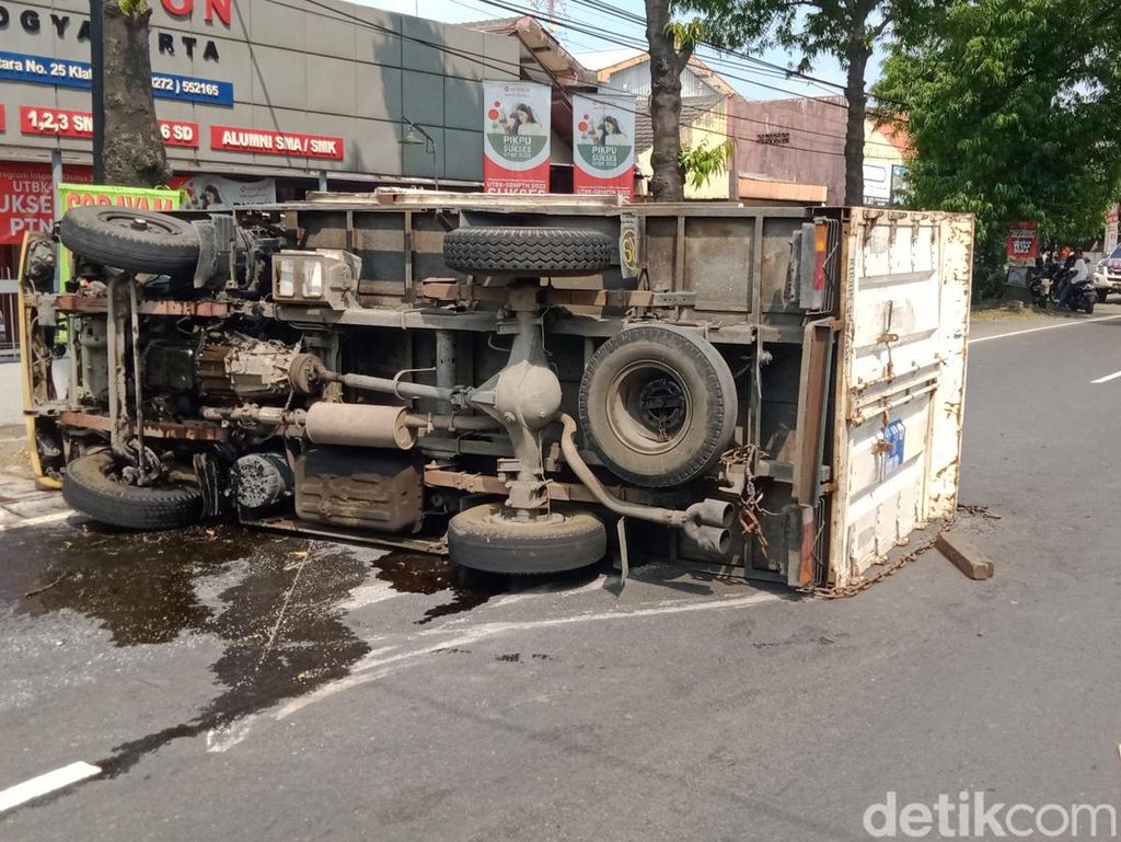 Truk Boks Angkut Air Mineral Kemasan Terguling di Jalan Jogja-Solo