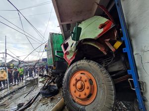 Detik-detik Trailer Seruduk Ertiga-Toko di Bungah Gresik hingga 1 Tewas Detik-detik Trailer Seruduk Ertiga-Toko di Bungah Gresik hingga 1 Tewas