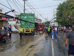 Evakuasi Trailer dan Ertiga di Bungah Gresik Terkendala Kabel Melintang