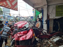 Trailer Seruduk Ertiga-Bangunan di Bungah Gresik, 1 Orang Tewas Tergencet