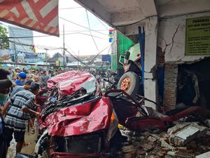 Trailer Seruduk Ertiga-Bangunan di Bungah Gresik, 1 Orang Tewas Tergencet Trailer Seruduk Ertiga-Bangunan di Bungah Gresik, 1 Orang Tewas Tergencet