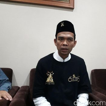 UAS ditolak masuk Singapura saat hendak berkunjung bersama keluarganya. Ia sempat ditahan oleh imigrasi Singapura dan tidak diizinkan masuk ke Negeri Singa itu.