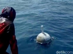 BMKG Lepas Bola Pemantau Cuaca di Pantai Popoh Tulungagung