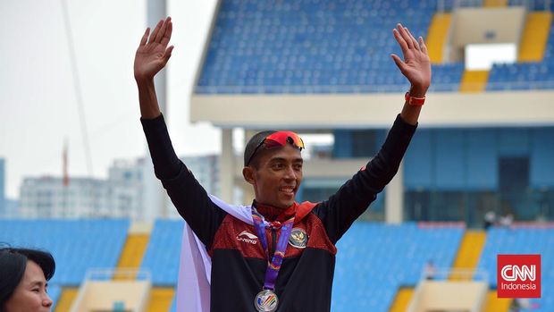 Agus Prayogo meraih medali perak maraton putra SEA Games 2021 di Stadion My Dinh, Kamis (19/5).