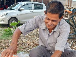 Anaknya Diterima Jadi Polisi, Penjual Pisang Ini Bagikan Minuman Gratis