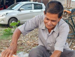 Anaknya Diterima Jadi Polisi, Penjual Pisang Ini Bagikan Minuman Gratis