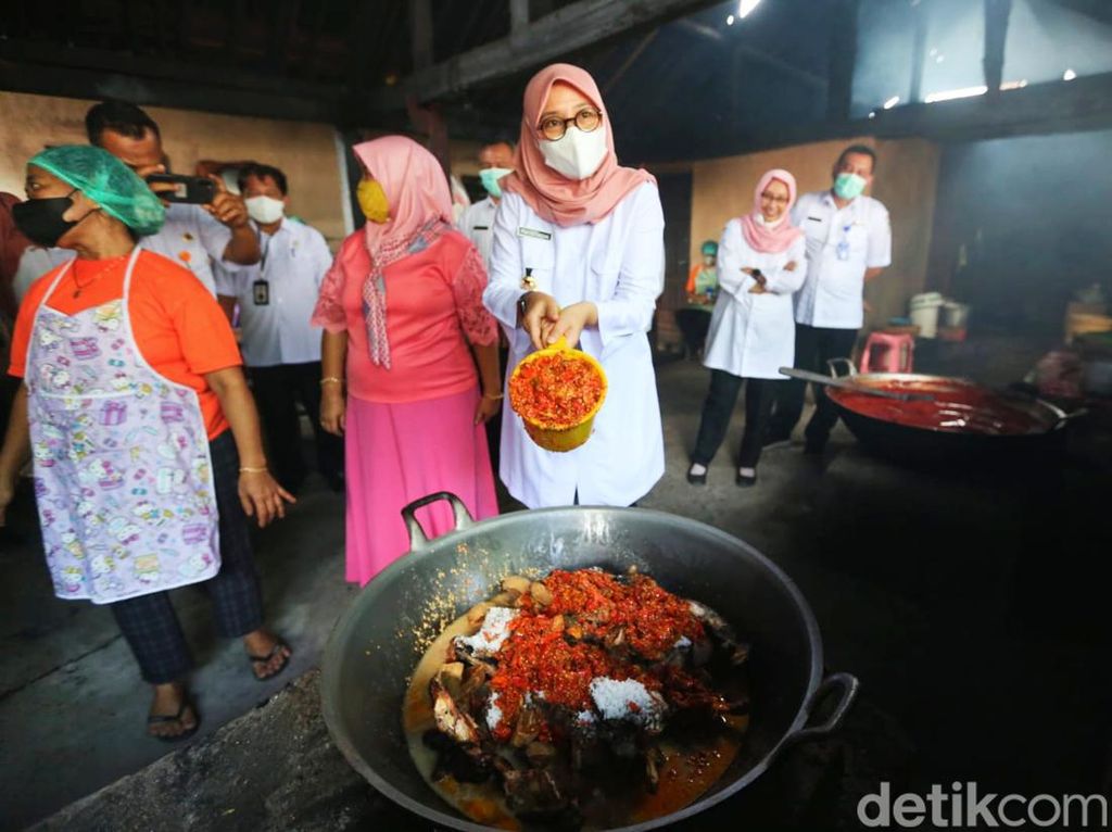 Mengintip Dapur Ayam Pedas Ratinem, Favorit Bupati Banyuwangi Mengintip Dapur Ayam Pedas Ratinem, Favorit Bupati Banyuwangi