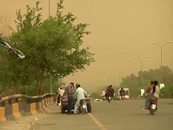 Potret Warga Pakistan Hadapi Cuaca Panas Ekstrem saat Mati Lampu