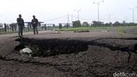 Aspal jalan di luar Stadion GBLA tampak rusak.