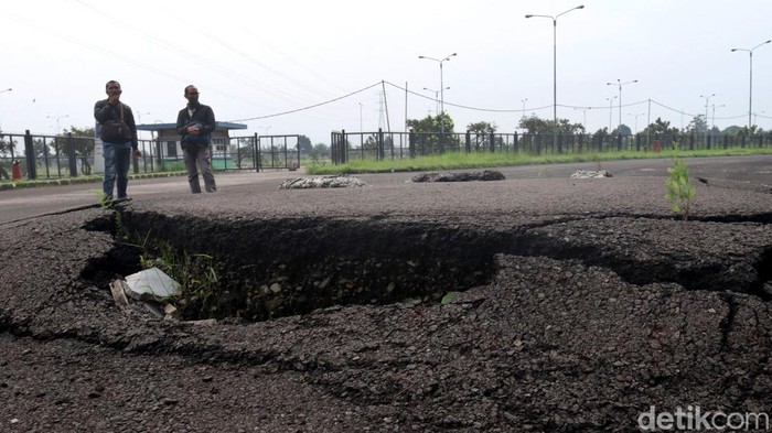 Berbeda dengan kondisi rumput Stadion GBLA yang terawat dengan baik, area luar stadion ini terlihat memprihatinkan. Ubin pintu masuk stadion tampak pecah-pecah.