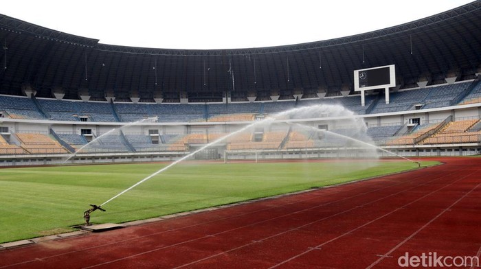 Berbeda dengan kondisi rumput Stadion GBLA yang terawat dengan baik, area luar stadion ini terlihat memprihatinkan. Ubin pintu masuk stadion tampak pecah-pecah.