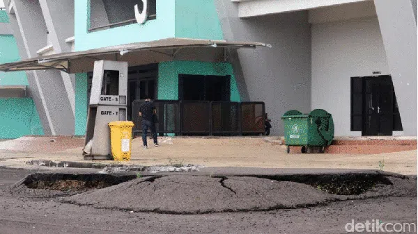 Melihat Kondisi Stadion GBLA Bandung, Hijau di Dalam Bopeng di Luar
