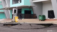 Kondisi di kawasan luar Stadion Gelora Bandung Lautan Api (GBLA), Jawa Barat, tampak memprihatinkan,  Kamis (19/5/2022).