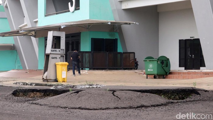 Bagai Langit-Bumi, Begini Perbedaaan Kondisi Stadion GBLA Bandung Berbeda dengan kondisi rumput Stadion GBLA yang terawat dengan baik, area luar stadion ini terlihat memprihatinkan. Ubin pintu masuk stadion tampak pecah-pecah.