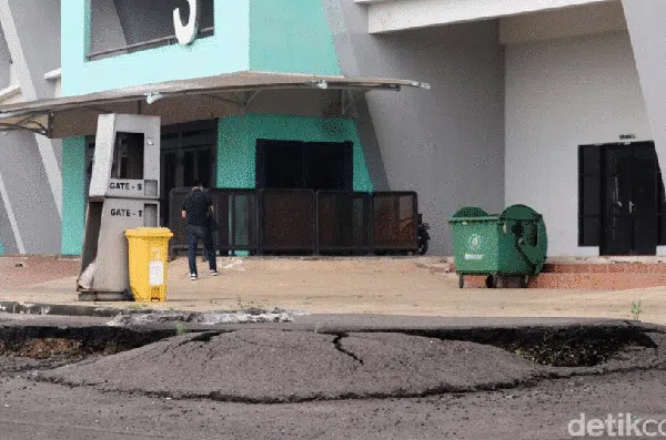 Melihat Kondisi Stadion GBLA Bandung, Hijau di Dalam Bopeng di Luar