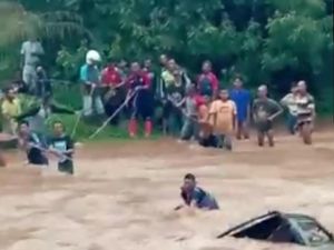 Momen Penyelamatan Sopir-Kernet Pikap Dihantam Banjir Bandang
