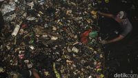 Bikin Mampet, Sampah di Kali Cipamingkis Bekasi Akhirnya Diangkut Juga